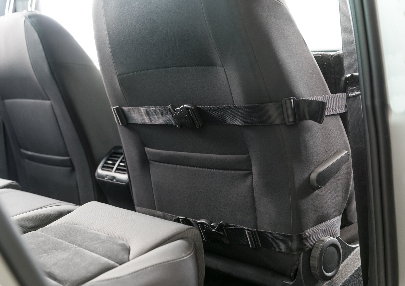 Erhöhter Autositz mit Staufach