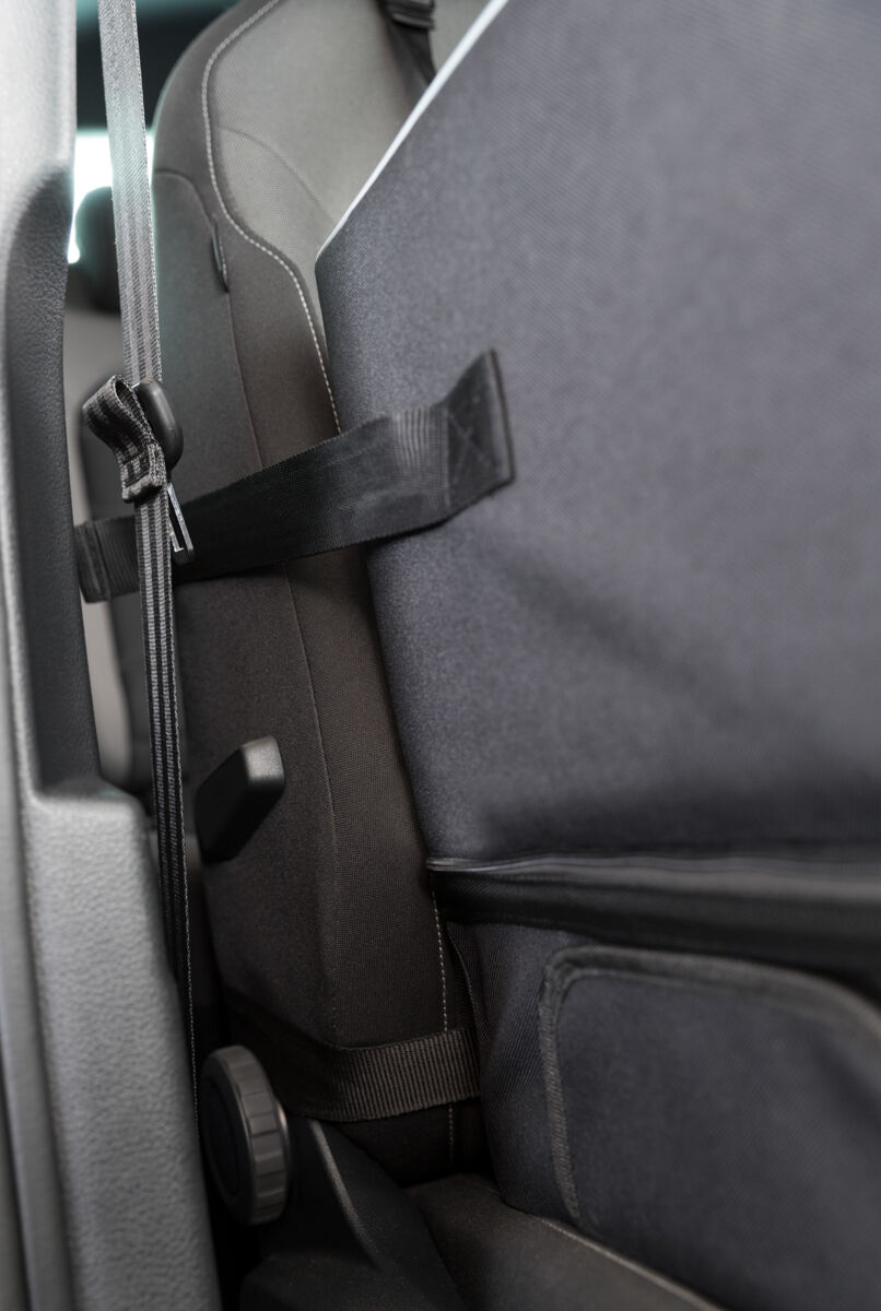 Erhöhter Autositz mit Staufach