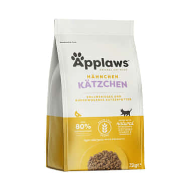 Kitten mit Huhn