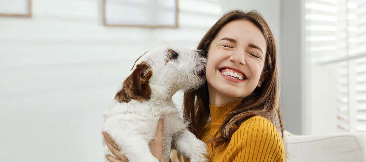 iPet, Tierversicherung, glückliche Frau mit Hund